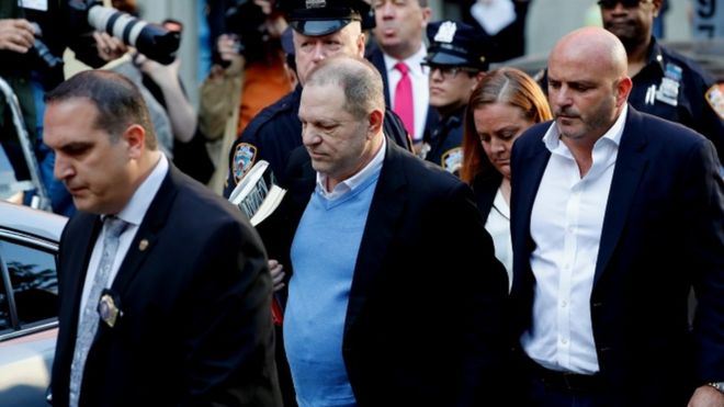 El productor Harvey Weinstein se entrega a la policía de Nueva York