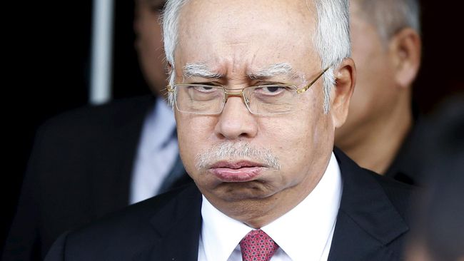 Malasia prohíbe al ex primer ministro abandonar el país
