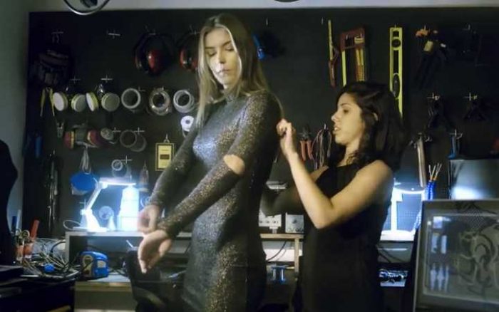 [VIDEO] El vestido que mide cuántas veces tocan a una mujer en una discoteque