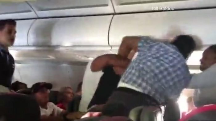 Todo por una cerveza: lucha entre pasajeros en vuelo de American Airlines deja al agresor con cargos federales