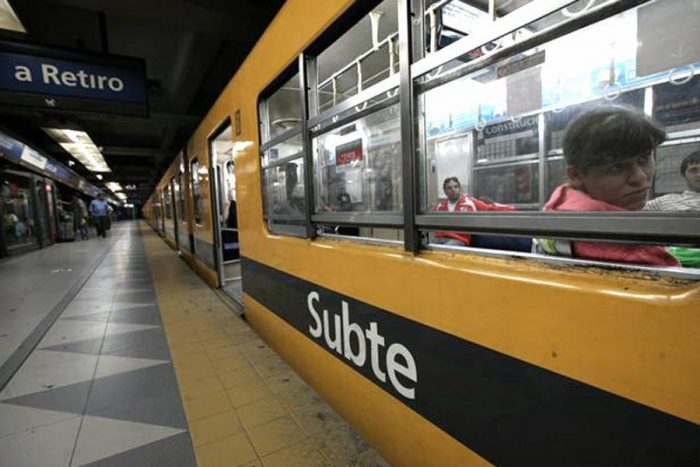 El momento que la Policía de Buenos Aires ingresa al metro a tomar detenidos a trabajadores en huelga del Subte