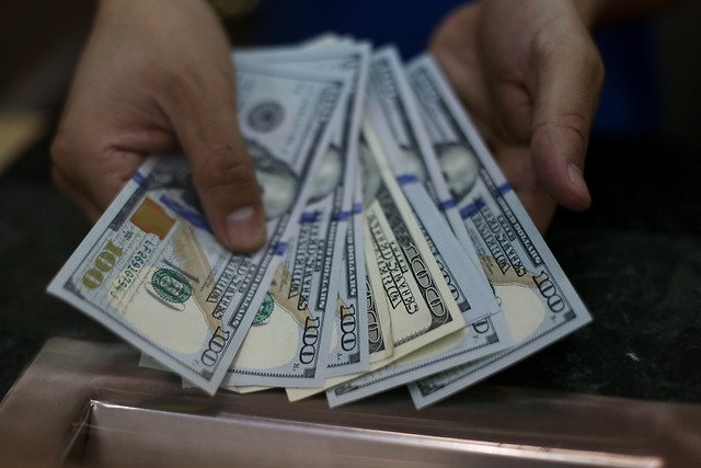 Dólar pierde terreno y anota fuerte caída en línea con repunte en el precio del cobre