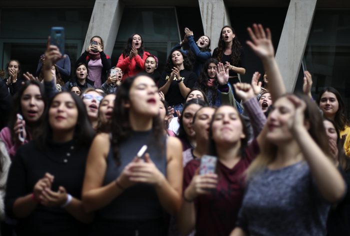Ex alumnas de Derecho UC apoyan protesta feminista: «Esperamos que este sea el primer paso para una transformación»