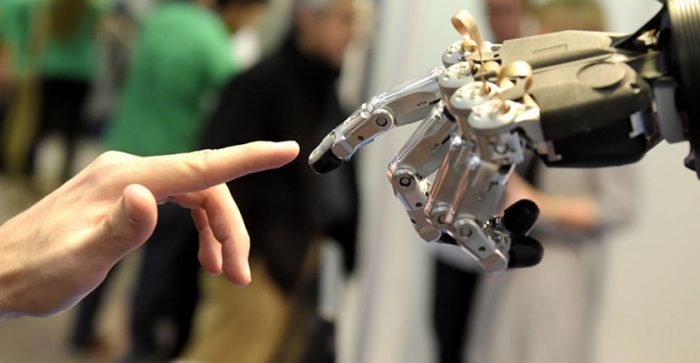 Ciencia y las humanidades revisan la relación entre el ser humano y las máquinas en Escuela Chile-Francia