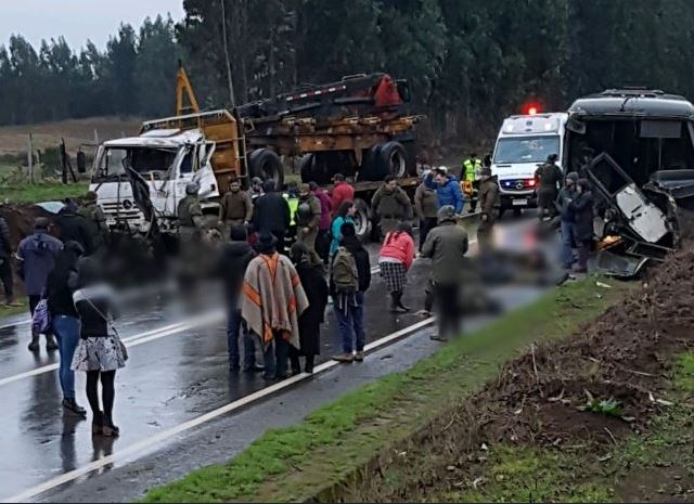 Choque entre bus policial y camión deja 14 carabineros heridos