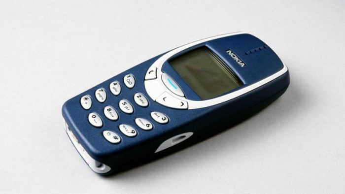 Clásico e indestructible Nokia 3310 se somete a un millón de voltios