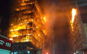 Al menos un muerto en el derrumbe de un edificio incendiado en Sao Paulo