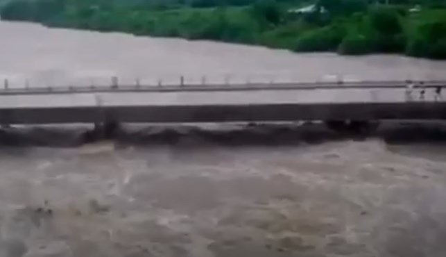 Cuba: Niños se salvan por segundos de caer tras derrumbe de puente