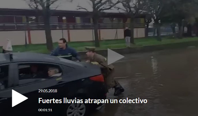 Fuertes lluvias en la zona centro dejan un colectivo atrapado en la calle