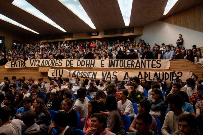 Estudiantes de la Universidad Adolfo Ibáñez repudian visita de José Antonio Kast