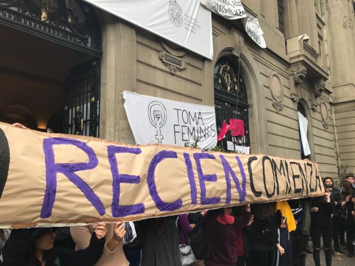 Histórica toma feminista en la UC le dobla la mano a rector Sánchez: «Esto recién comienza»
