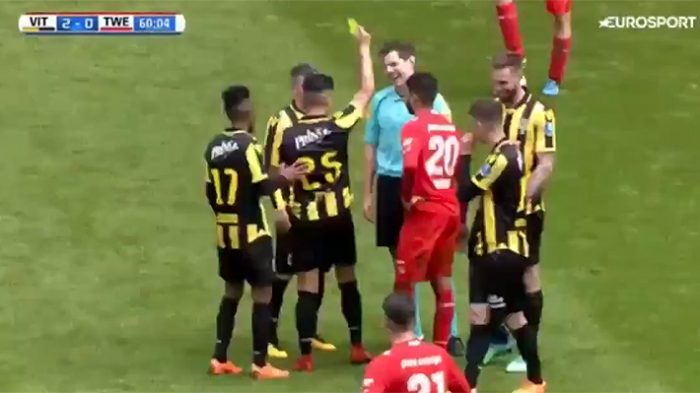 Futbolista le muestra tarjeta amarilla a un árbitro por simular una falta