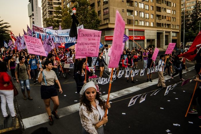 Encuesta Cadem: el 71% de los entrevistados rechaza la marcha en topless por demandas feministas