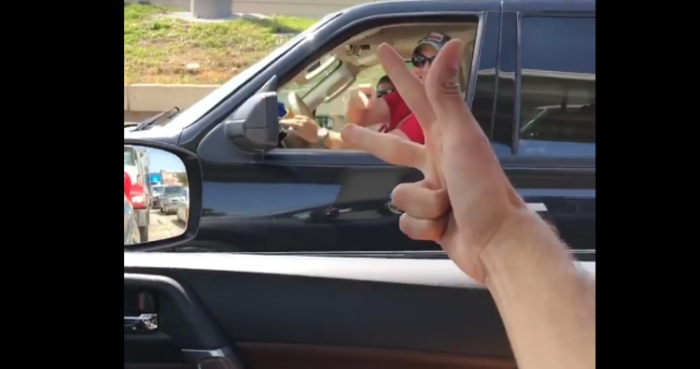 ¿Quién pasa primero en una congestión vehicular? Conductores lo decidieron jugando al «cachipún»
