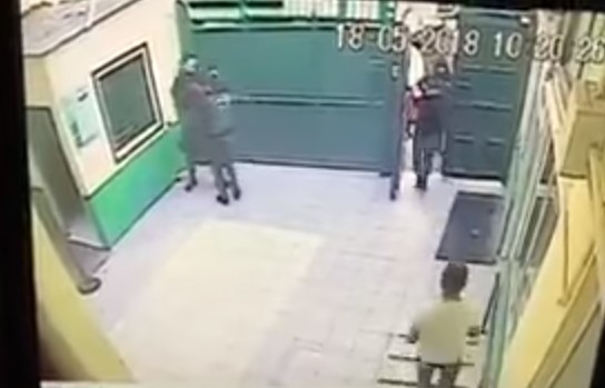 Gendarmes de Calama se agarran a combos y dejan abierta la puerta de la cárcel