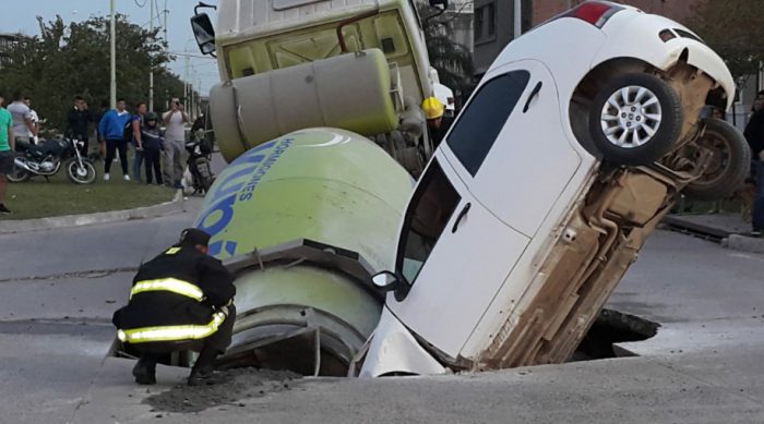 Pavimento cede en ciudad Argentina y se ‘traga’ un camión y un vehiculo particular