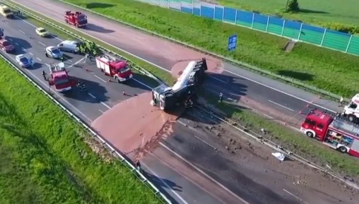 El volcamiento de un camión que dejó toneladas de chocolate derramados en la carretera