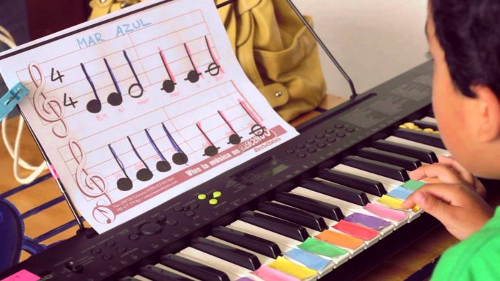 ¿Deben las escuelas de sordos incorporar la asignatura de música en su plan de estudios?