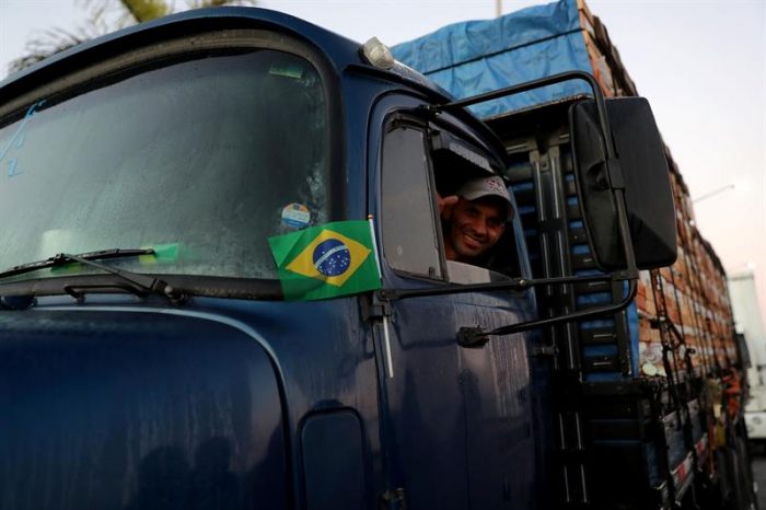 Paro de camiones en Brasil deja al Estado sin fuerza