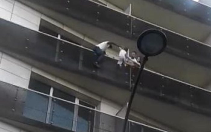Heroico: joven escala un edificio para salvar a un niño que estaba colgando en el balcón