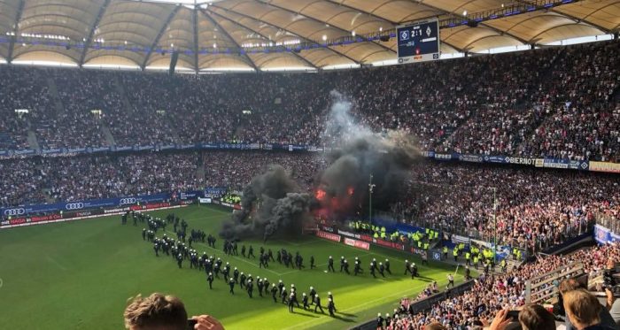Hinchas del Hamburgo incendian el estadio tras descender por primera vez de la Bundesliga