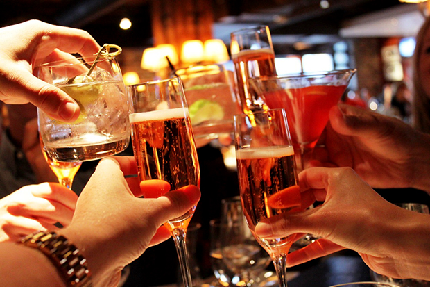 Nutricionista aclara cómo el alcohol en los “happy hours” puede afectar la dieta