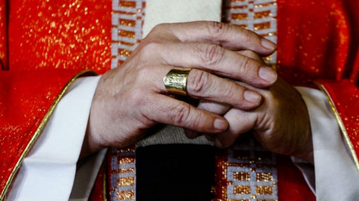 Los trapitos sucios de la Iglesia Católica: cura expulsado por el Vaticano acusa al ex obispo Duarte