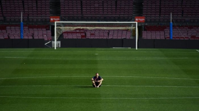 La íntima despedida de Andrés Iniesta con el Camp Nou vacío tomándose selfies