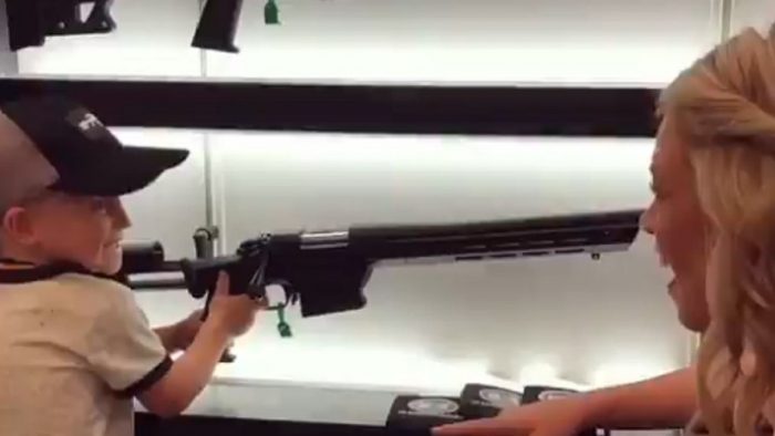 Polémica por «adorable» niño de 4 años operando un rifle en Estados Unidos