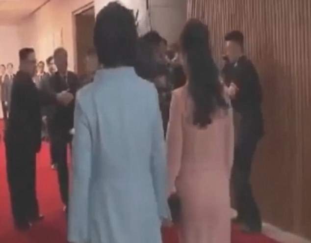 El momento en que Kim Jong-un le da un empujón a un fotógrafo para dar paso a su esposa