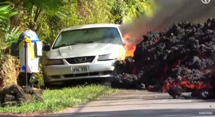 La lava del volcán Kilauea «devora» un auto y arrasa con todo en Hawaii