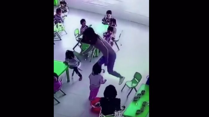 Indignación por profesora que empuja y le saca la silla a una niña en plena sala de clases