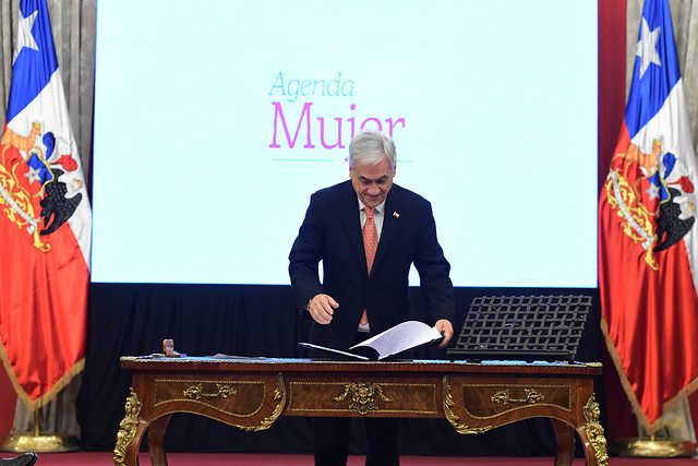 Piñera reitera créditos a Bachelet en firma de proyecto de reforma constitucional de equidad de género