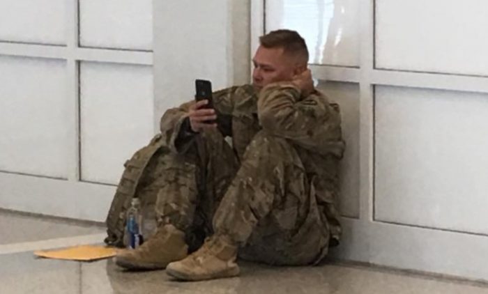 Emoción a la distancia: soldado tuvo que ver el nacimiento de su hija por FaceTime tras perder su vuelo a casa
