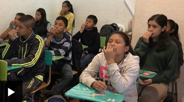 Cómo practican el «tapping», una técnica para liberar estrés, en una escuela de Guatemala