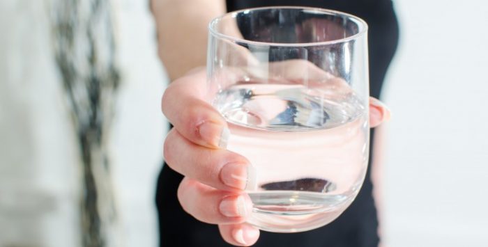 ¿Cuánta agua hay que tomar al día? Expertos aclaran si son realmente necesarios los dos litros diarios