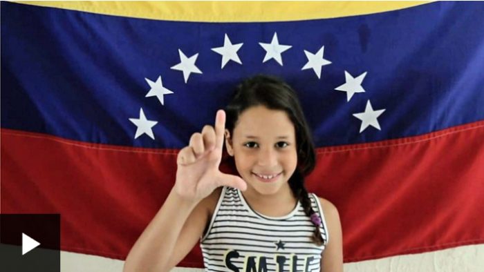 Los padres hacen arepas, los hijos les ayudan a venderlas: cómo una familia de venezolanos sordos se busca la vida en Brasil