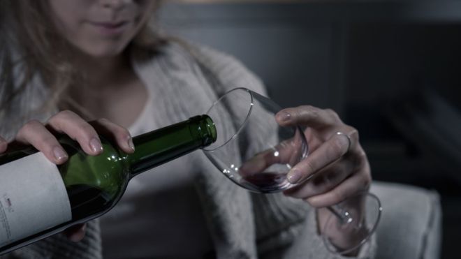 ¿Por qué es tan común consumir alcohol para enfrentar nuestros problemas?