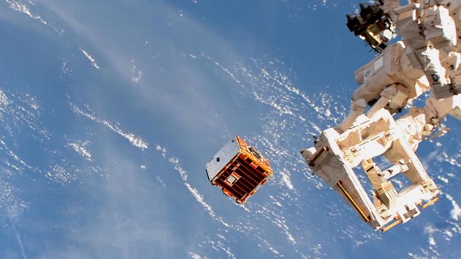 Cómo es la misión del satélite RemoveDebris, diseñado para limpiar la basura del espacio