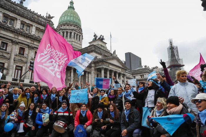 Miles de argentinas acompañan el debate histórico del aborto en el Congreso