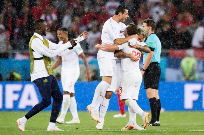 Suiza da vuelta el partido al último minuto ante Serbia y se acerca a octavos