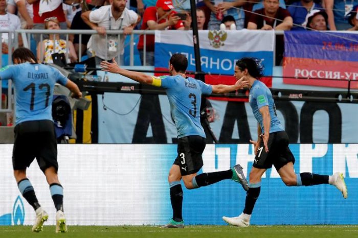 Uruguay golea por 3-0 a Rusia y entra en octavos como líder del grupo A
