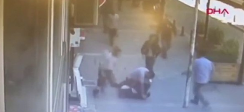 Hombre que golpeaba a su ex pareja en la calle es noqueado con un cabezazo por un transeúnte