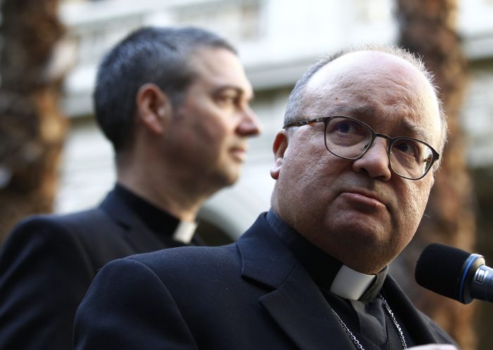 Estudiantes piden que el Vaticano se haga cargo de abusos sexuales en la Universidad Católica
