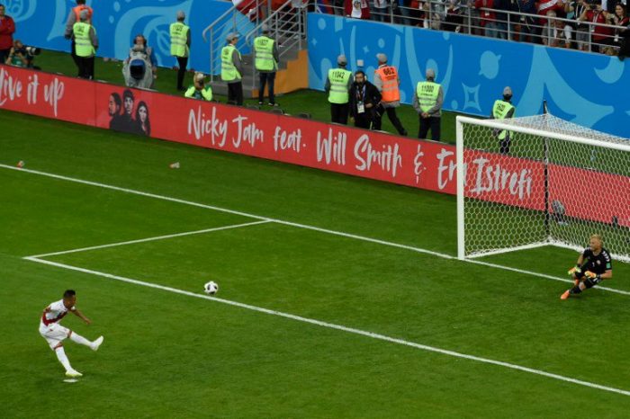 Mala suerte: Cueva se pierde un penal para Perú en el partido ante Dinamarca
