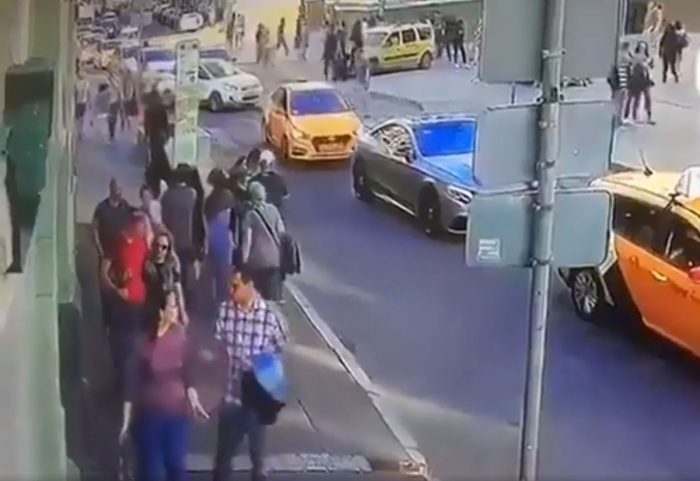 Atropello múltiple de un taxi a una multitud deja ocho heridos en Rusia