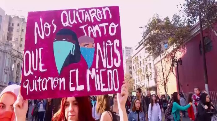 Las mejores frases del reportaje de CHV sobre movimiento feminista que se tomó la noche del domingo y generó conversación