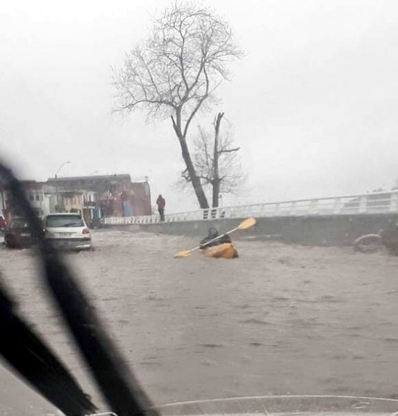 Al mal tiempo: hombre navega en kayak durante temporal en Constitución