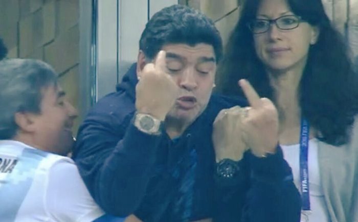 Rusia 2018: Maradona sale del estadio descompuesto tras constante show en las gradas