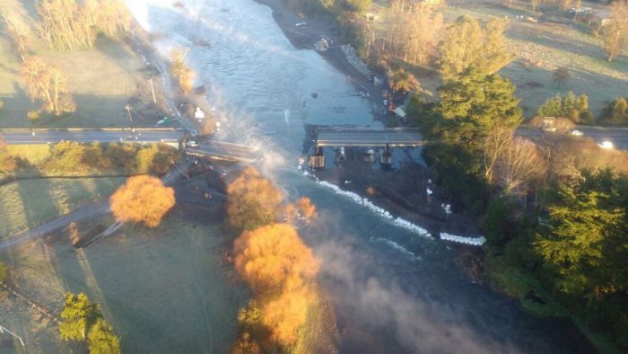 Derrumbe de un puente en el sur deja un muerto y seis heridos